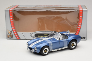 Shelby Cobra 427 S/C Blå Vit Rand Road Signature 1:18 92058-P2 Metall — bild 6 av 6