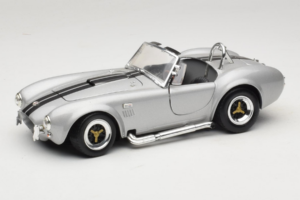 Shelby Cobra 427S/C Silver Med Svarta Ränder Road Signature 1:18 92058 Metall