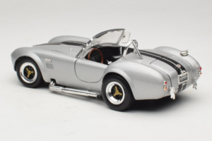 Shelby Cobra 427S/C Silver Med Svarta Ränder Road Signature 1:18 92058 Metall — bild 7 av 8