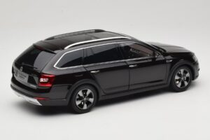 Skoda Octavia Mk4 Combi Brun Paudi Model 1:18 ZMR000005BRA Metall — bild 3 av 8