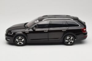 Skoda Octavia Mk4 Combi Brun Paudi Model 1:18 ZMR000005BRA Metall — bild 4 av 8