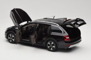 Skoda Octavia Mk4 Combi Brun Paudi Model 1:18 ZMR000005BRA Metall — bild 5 av 8