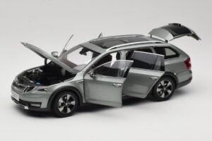 Skoda Octavia Mk4 Combi Grön Paudi Model 1:18 ZMR000005GRU Metall — bild 2 av 8