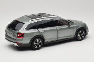 Skoda Octavia Mk4 Combi Grön Paudi Model 1:18 ZMR000005GRU Metall — bild 3 av 8