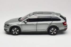 Skoda Octavia Mk4 Combi Grön Paudi Model 1:18 ZMR000005GRU Metall — bild 4 av 8