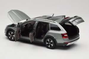 Skoda Octavia Mk4 Combi Grön Paudi Model 1:18 ZMR000005GRU Metall — bild 5 av 8