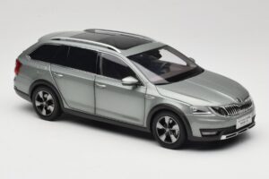 Skoda Octavia Mk4 Combi Grön Paudi Model 1:18 ZMR000005GRU Metall — bild 6 av 8