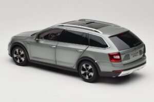 Skoda Octavia Mk4 Combi Grön Paudi Model 1:18 ZMR000005GRU Metall — bild 7 av 8