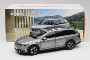 Skoda Octavia Mk4 Combi Grön Paudi Model 1:18 ZMR000005GRU Metall — bild 8 av 8