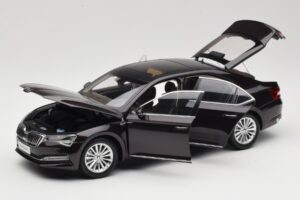 Skoda Superb Mk3 Svart Paudi Model 1:18 ZSS000006BLA Metall — bild 2 av 8