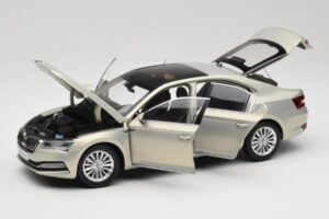 Skoda Superb Mk3 Guld Paudi Model 1:18 ZSS000006GOLD Metall — bild 2 av 8