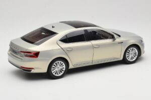 Skoda Superb Mk3 Guld Paudi Model 1:18 ZSS000006GOLD Metall — bild 3 av 8