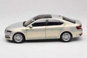 Skoda Superb Mk3 Guld Paudi Model 1:18 ZSS000006GOLD Metall — bild 4 av 8