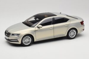 Skoda Superb Mk3 Guld Paudi Model 1:18 ZSS000006GOLD Metall