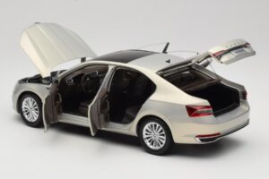 Skoda Superb Mk3 Guld Paudi Model 1:18 ZSS000006GOLD Metall — bild 5 av 8