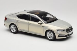 Skoda Superb Mk3 Guld Paudi Model 1:18 ZSS000006GOLD Metall — bild 6 av 8
