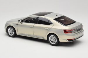 Skoda Superb Mk3 Guld Paudi Model 1:18 ZSS000006GOLD Metall — bild 7 av 8