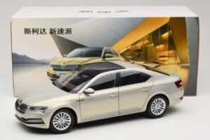 Skoda Superb Mk3 Guld Paudi Model 1:18 ZSS000006GOLD Metall — bild 8 av 8