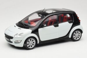Smart Forfour Vit Kyosho 1:18 0019141V001C01Q00 Metall