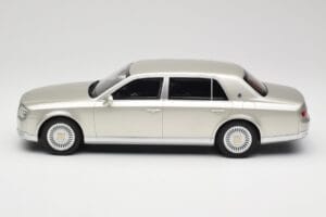 Toyota Century Silver Metallic Kyosho 1:18 KSR18036S Metall — bild 3 av 6