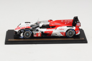 Toyota GR010 Hybrid Hypercar #8 S. Buemi / B. Hartley / R. Hirakawa Toyota Gazoo Racing 24 Hours of Le Mans 2023 Spark 1:43 T — bild 2 av 4