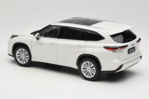 Toyota Highlander XU70 Vit OEM 1:18 26071-2011 Metall — bild 7 av 8