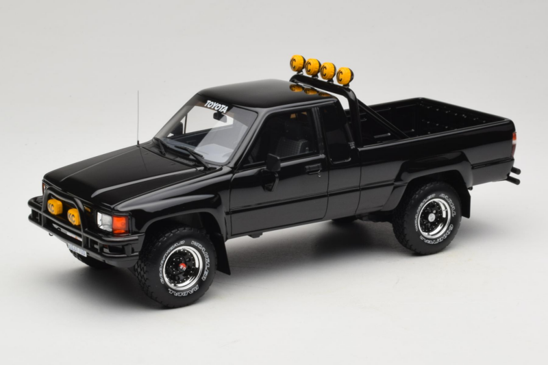 Toyota Hilux N60 SR5 Pickup Svart Otto 1:18 OT481B Resin
