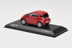 Toyota iQ Röd Minichamps 1:43 400166800 Metall — bild 3 av 4
