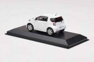 Toyota iQ Vit Minichamps 1:43 TOYOTA009 Metall — bild 3 av 4