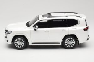 Toyota Land Cruiser J300 ZX Vit LCD 1:18 LCD18013-ZX-WH Metall — bild 4 av 8