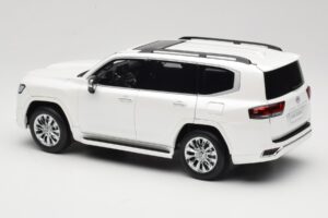 Toyota Land Cruiser J300 ZX Vit LCD 1:18 LCD18013-ZX-WH Metall — bild 7 av 8