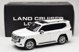 Toyota Land Cruiser J300 ZX Vit LCD 1:18 LCD18013-ZX-WH Metall — bild 8 av 8