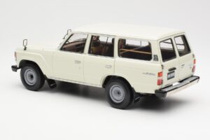 Toyota Land Cruiser J60 Vit Kyosho 1:18 08956W Metall — bild 7 av 8