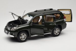Toyota Land Cruiser Prado J150 Grön Paudi Model 1:18 623132-GR Metall — bild 2 av 8