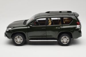 Toyota Land Cruiser Prado J150 Grön Paudi Model 1:18 623132-GR Metall — bild 4 av 8