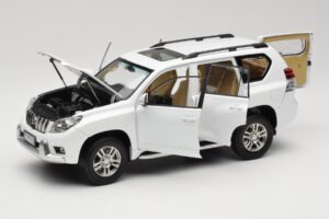 Toyota Land Cruiser Prado J150 Vit Paudi Model 1:18 623132-WH Metall — bild 2 av 8