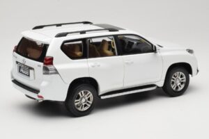 Toyota Land Cruiser Prado J150 Vit Paudi Model 1:18 623132-WH Metall — bild 3 av 8