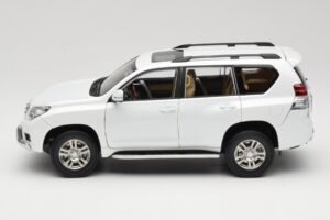 Toyota Land Cruiser Prado J150 Vit Paudi Model 1:18 623132-WH Metall — bild 4 av 8