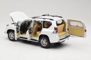 Toyota Land Cruiser Prado J150 Vit Paudi Model 1:18 623132-WH Metall — bild 5 av 8