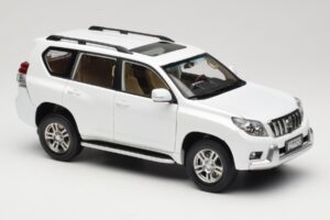 Toyota Land Cruiser Prado J150 Vit Paudi Model 1:18 623132-WH Metall — bild 6 av 8