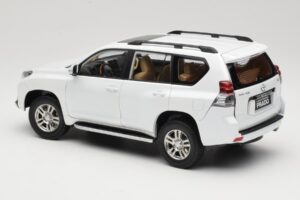 Toyota Land Cruiser Prado J150 Vit Paudi Model 1:18 623132-WH Metall — bild 7 av 8