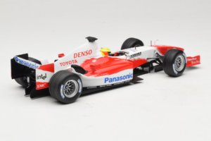 Toyota TF105 #17 R. Schumacher Panasonic Toyota Racing Showcar 2005 Minichamps 1:18 100050087 Metall — bild 2 av 7