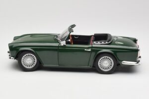 Triumph TR4 British Racing Green Revell 1:18 08827-T1 Metall — bild 4 av 8