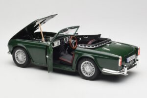 Triumph TR4 British Racing Green Revell 1:18 08827-T1 Metall — bild 5 av 8