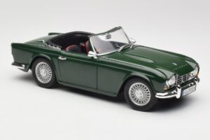 Triumph TR4 British Racing Green Revell 1:18 08827-T1 Metall — bild 6 av 8