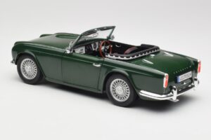 Triumph TR4 British Racing Green Revell 1:18 08827-T1 Metall — bild 7 av 8