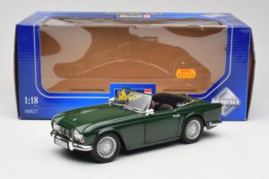 Triumph TR4 British Racing Green Revell 1:18 08827-T1 Metall — bild 8 av 8