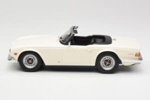 Triumph TR6 PI Vit Minichamps 1:18 155132035 Metall — bild 3 av 6