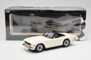 Triumph TR6 PI Vit Minichamps 1:18 155132035 Metall — bild 6 av 6