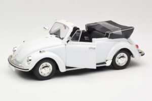 Volkswagen 1302 LS Cabriolet Vit Revell 1:18 08415 Metall — bild 2 av 8